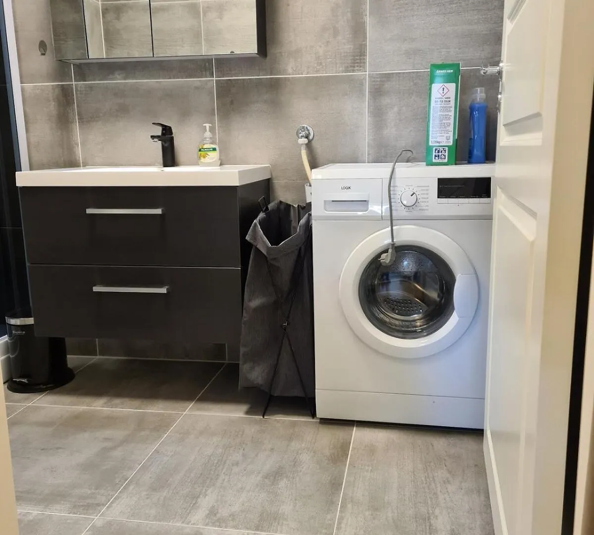 Studio Apartment, 1 Bedrom, High Standard, Right By Airport 卑爾根